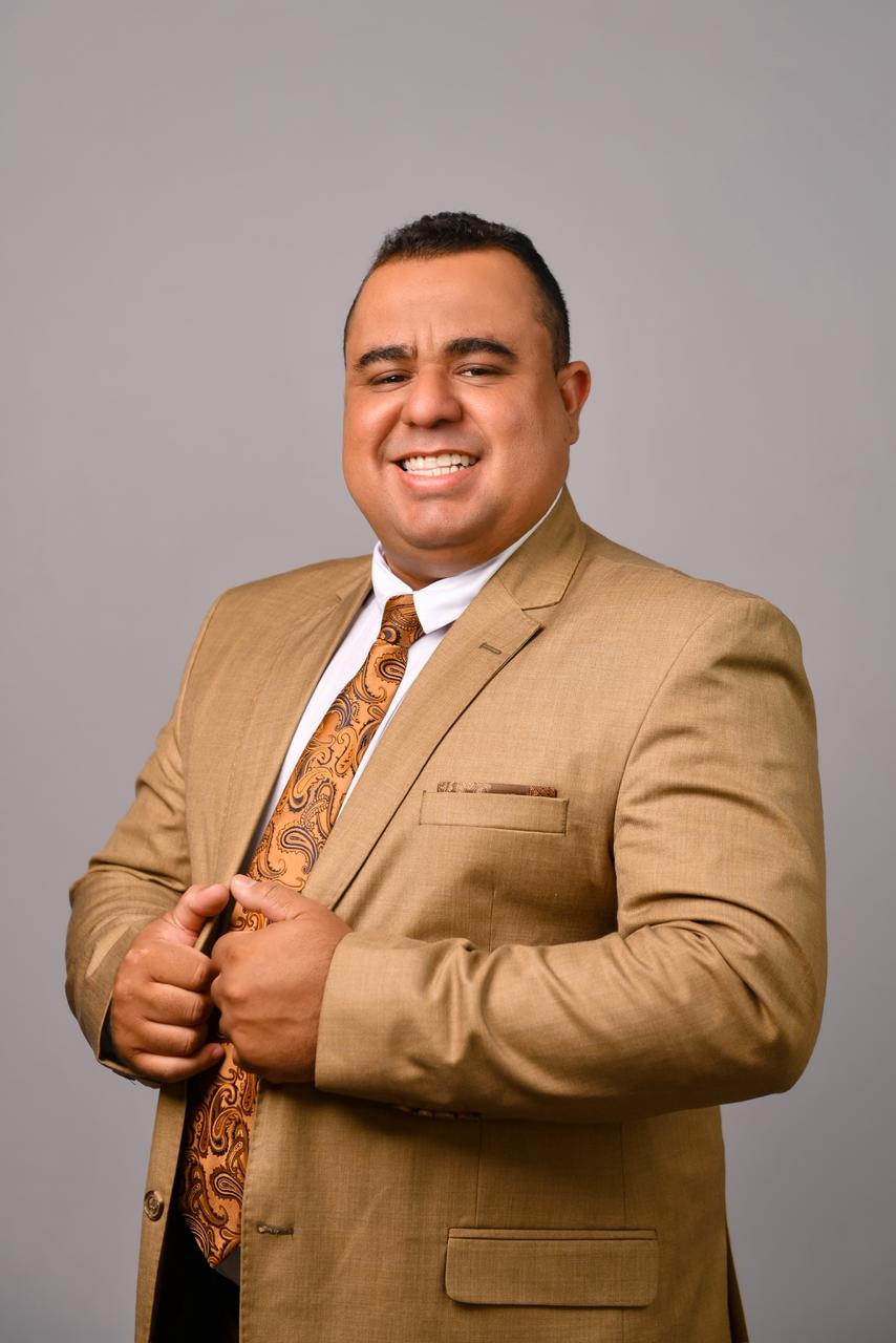 Pastor Melque Silva sorrindo