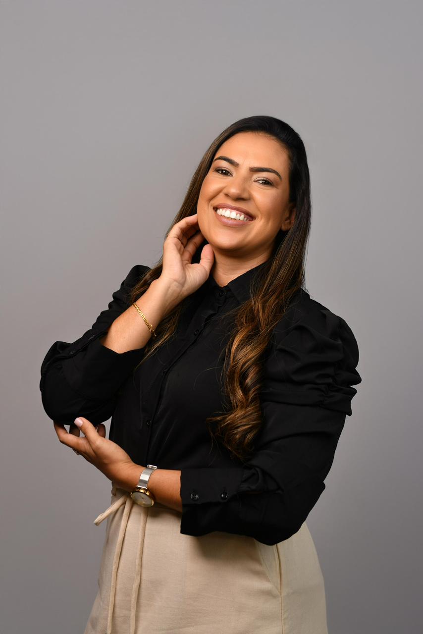 Missionária Monique Freitas sorrindo